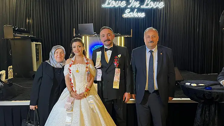 BAŞKANIN MUTLU GÜNÜ… KIZINI EVLENDİRDİ