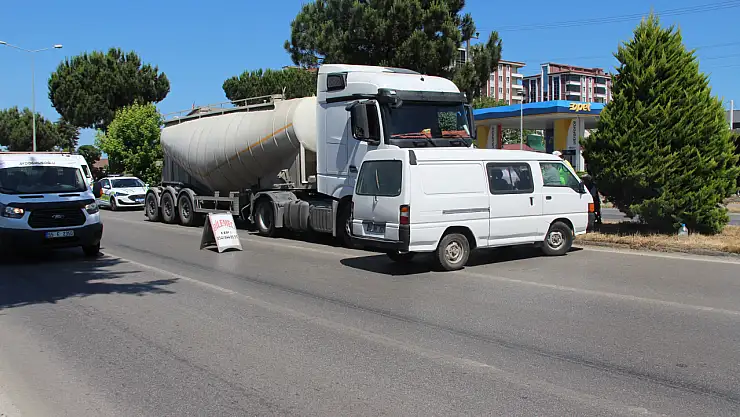 Beton mikseri minibüse çarptı