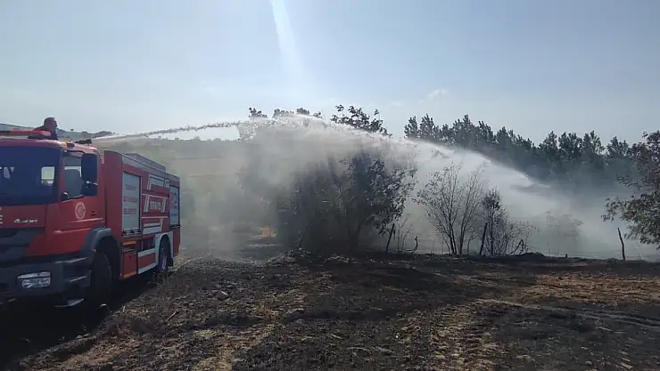 Biçerdöver Elektrik Teline Çarptı, Yangın Çıktı