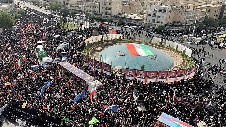 Bilim insanları için Tahran'da cenaze törenleri düzenlendi