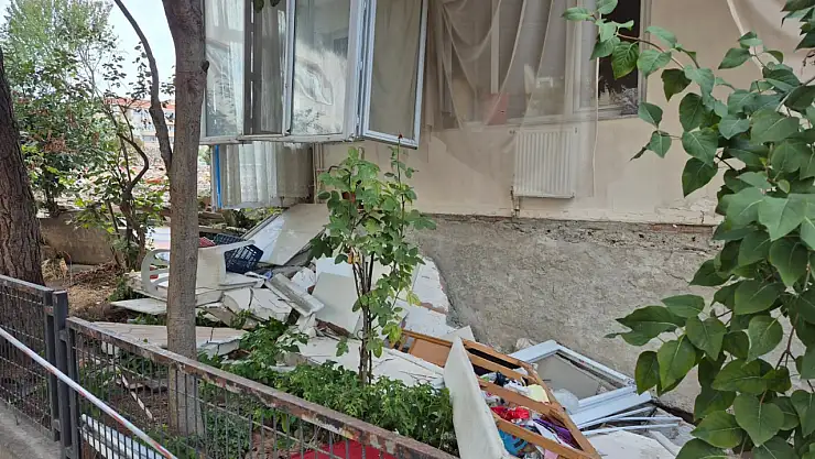 Binanın balkonu çöktü: 1 yaralı