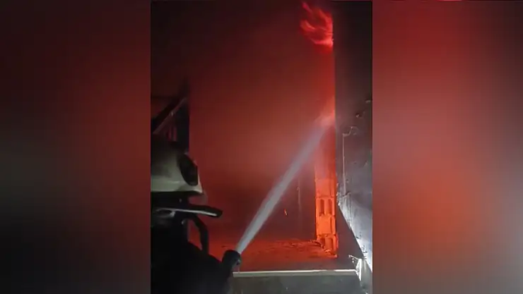 binanın çatısı alevlere teslim oldu