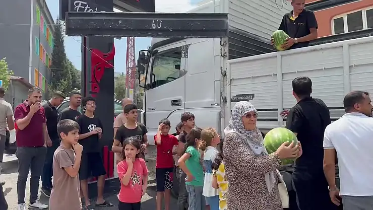 Bir kamyon karpuzu vatandaşlara dağıttı