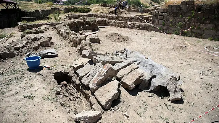 Bitlis Kalesi'nde üzerinde dua yazılı secde taşı bulundu