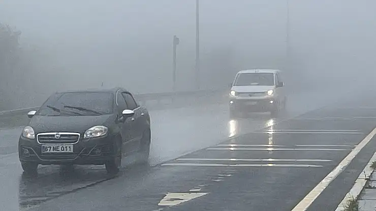 Bolu Dağı'nda sağanak ve sis ulaşımı olumsuz etkiliyor