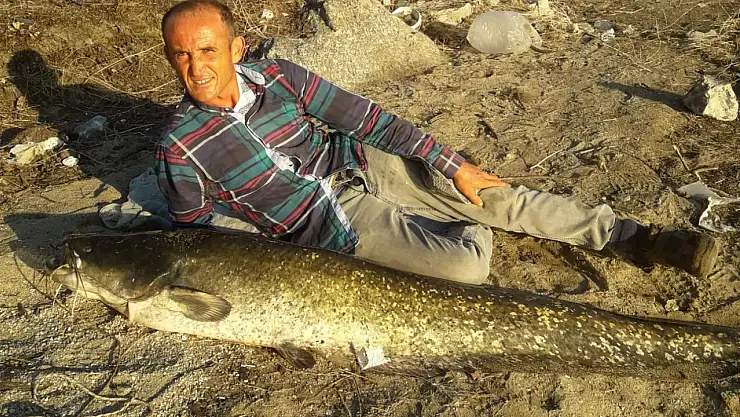 Boyu kadar balık yakaladı