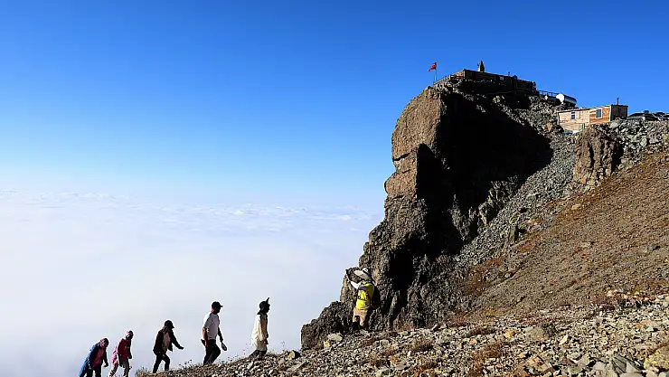 Bulutların Üzerinde Bir Mescit