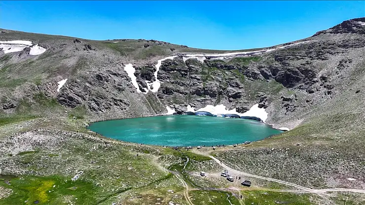 Buzul gölü doğaseverleri ağırlıyor