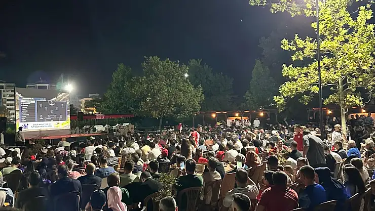 Çarşamba dev ekran karşısında tek yürek