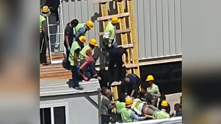 Çengel, inşaat işçisinin üzerine düştü