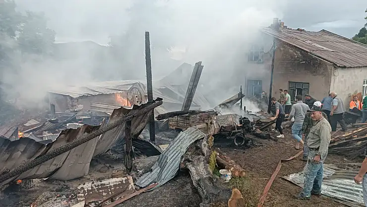 Çıkan yangında ev ve ahır hasar gördü