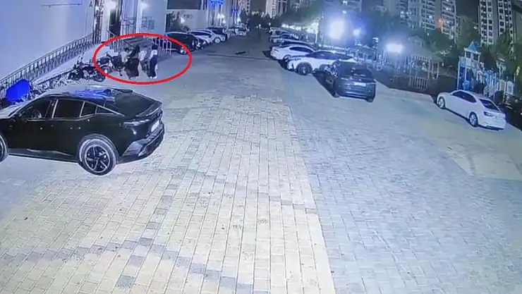 Çocuklar arasındaki kavgaya silahla müdahale kamerada