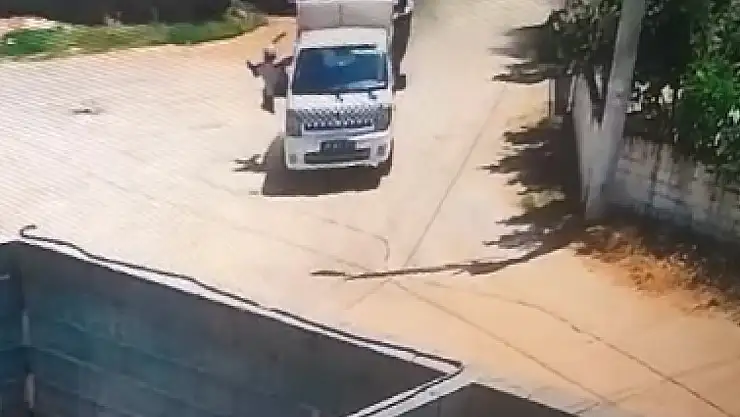 Çöp aracından düşen belediye işçisi hayatını kaybetti