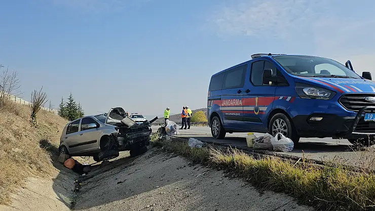 Çorum'da devrilen otomobildeki karı koca yaralandı