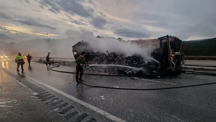 Çorum'da seyir halinde alev alan tır kullanılamaz hale geldi