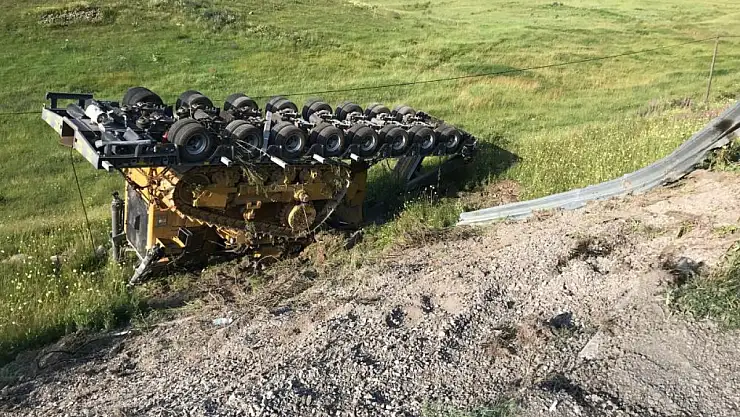 Dozer yüklü dorse dereye uçtu