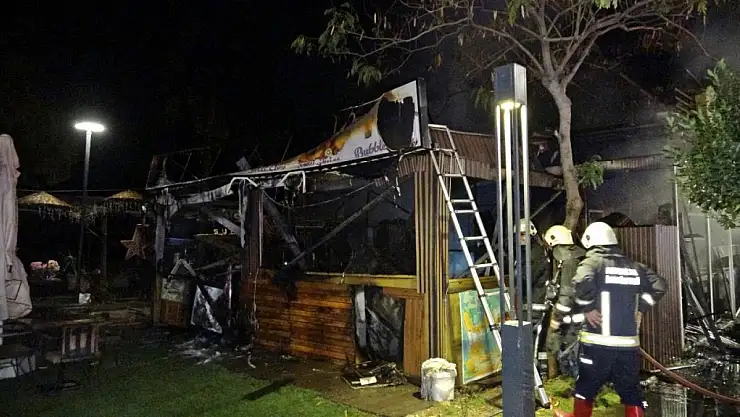 Dünyaca ünlü sahil bandındaki kafe yandı