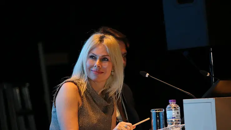 Dünyada ilk rahim nakli hastası kongrede konuştu