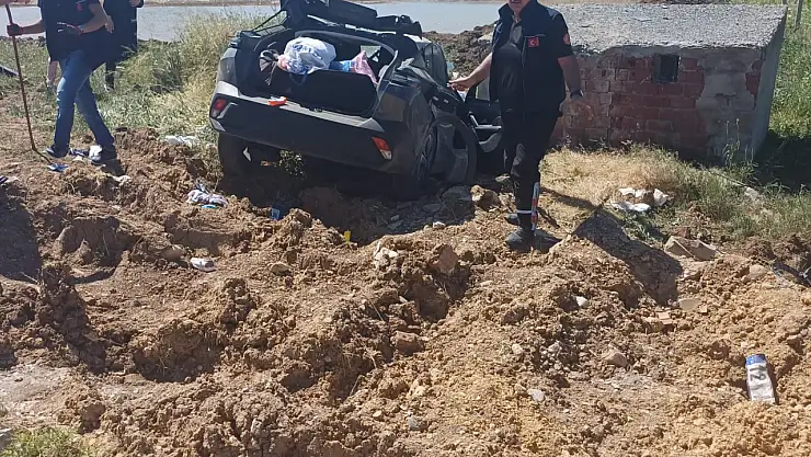 Elazığ'da otomobil şarampole uçtu