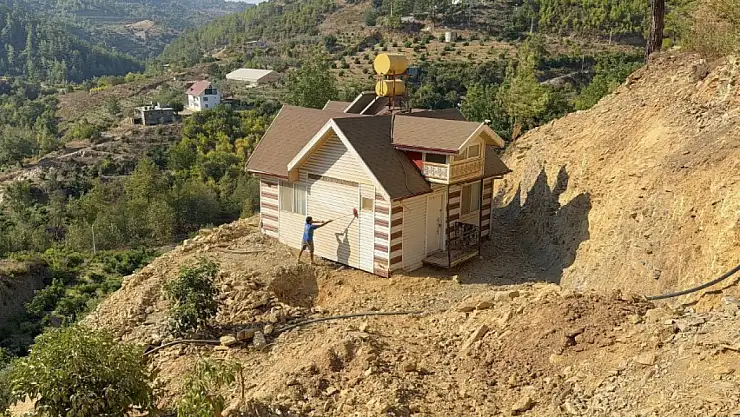 Evini yıkmadı, yürüttü