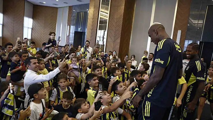 Fenerbahçeli futbolcular çocuklarla buluştu