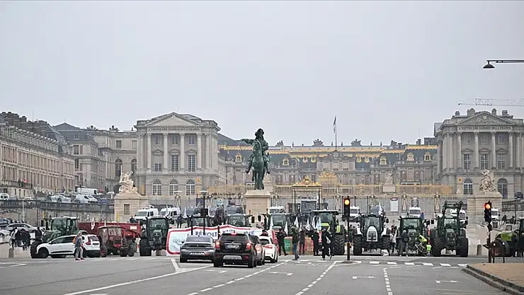 Fransız çiftçiler, Versay Sarayı'nın önünde eylemde