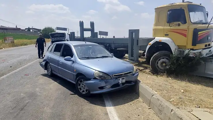 Freni boşalan kamyon 4 otomobile çarptı