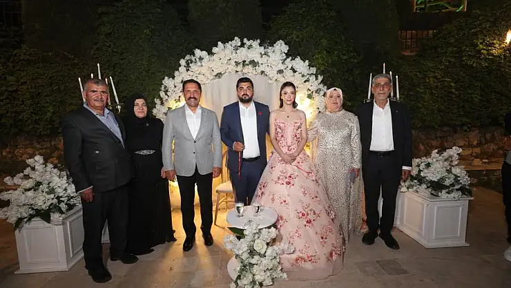 Genç çiftin nişan mutluluğu