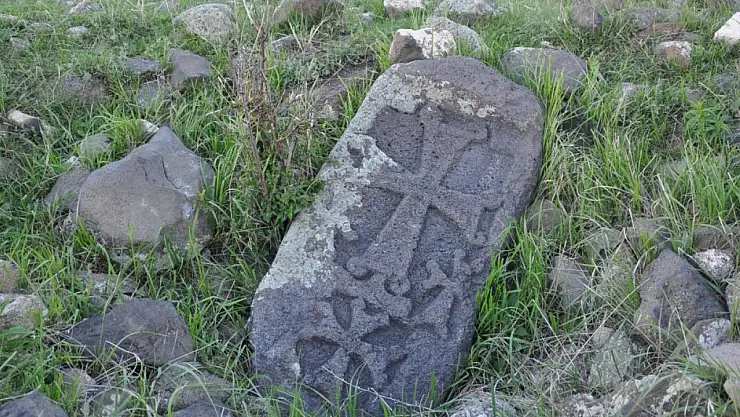 Haçlı mezar taşları turizme kazandırılmayı bekliyor
