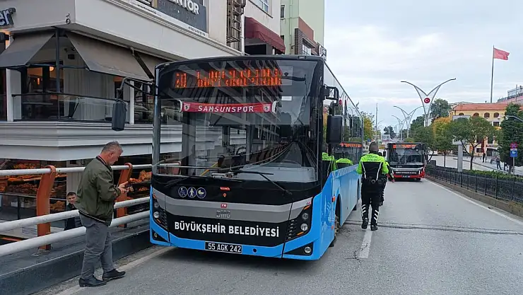 Halk otobüsünün lastiği patladı