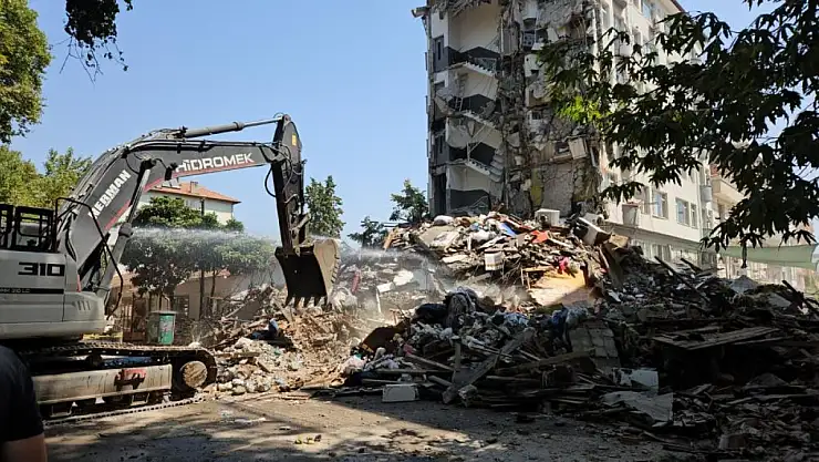 Hasarlı binaların yıkımına başlandı