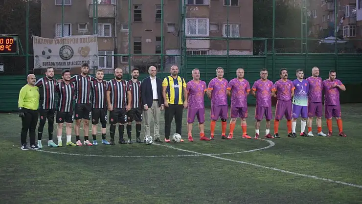 Hastane çalışanları halı sahada ter döktü