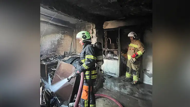 Hatay'da tek katlı ev alevlere teslim oldu