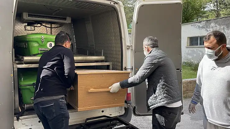 Hayvancılıkla uğraşan kadını kene hayattan kopardı