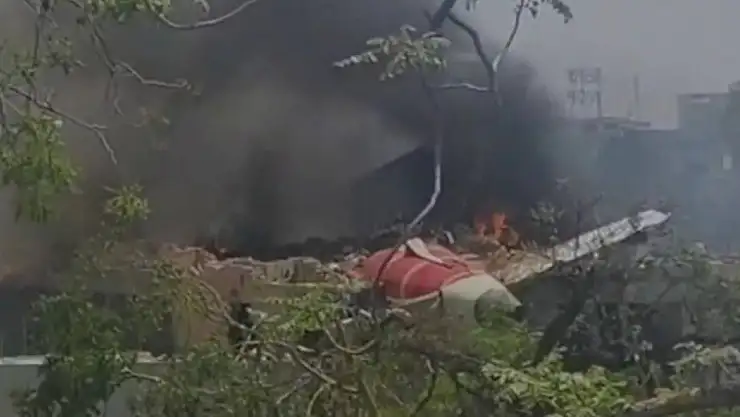 Hindistan'da yolcu uçağı düştü!