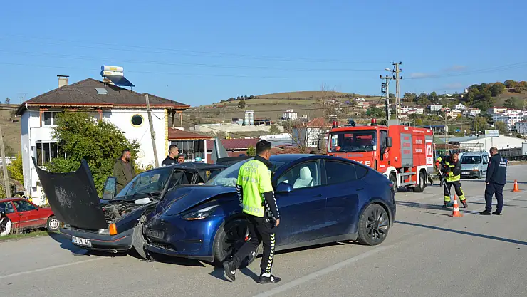 İki otomobil çarpıştı: 1 yaralı
