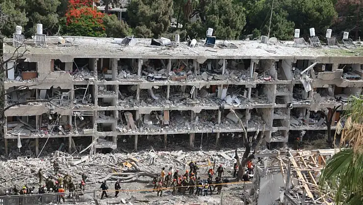 İran, İsrail'i 40 füze ile vurdu