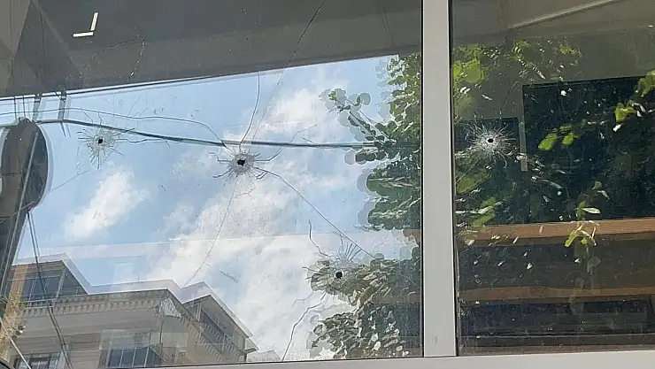 İş yerini kurşunlayan gençlerin rahat hareketleri dikkat çekti