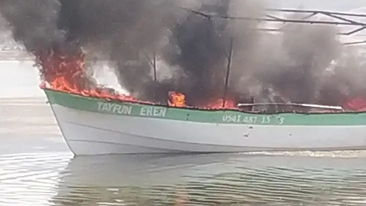 Işıklı Gölünde tur yapan tekne yandı