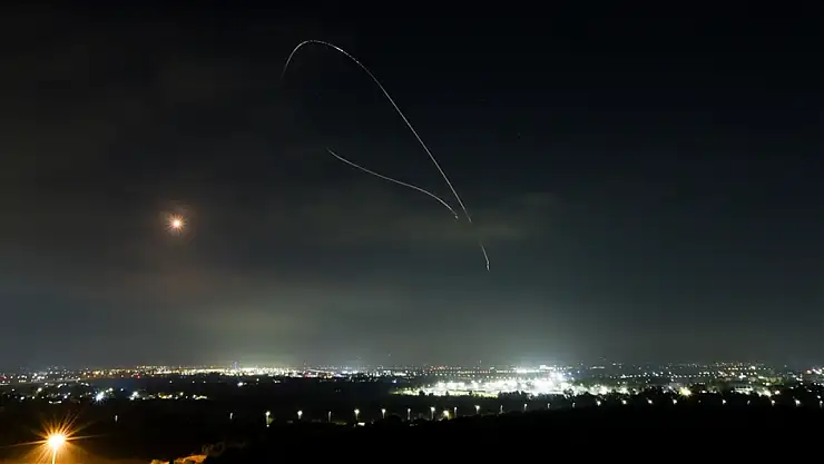 İsrail'e 80'e yakın füze attı