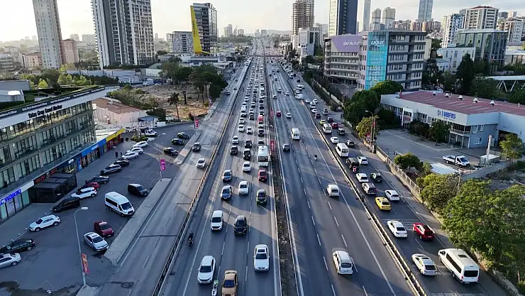İstanbul'da okulların açılmasıyla trafik kilitlendi