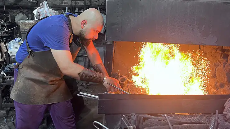 İzmir'de sıcak hava ateş başında çalışan ustaları zorluyor