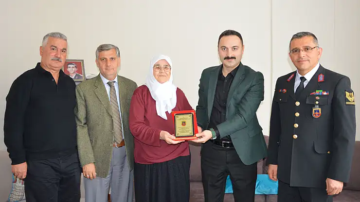 Jandarma Genel Komutanlığı Plaketi Şehit Ailesine Verildi