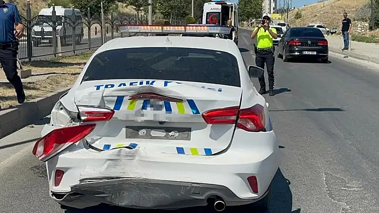 Kamyonet, polis aracına çarptı