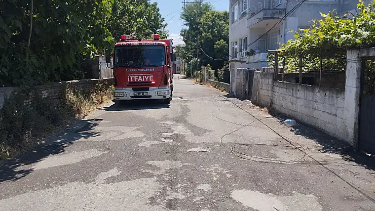 Kamyonun kopardığı elektrik teli yangına neden oldu