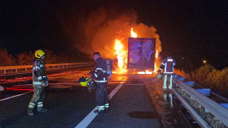 Kargo kamyonu yandı