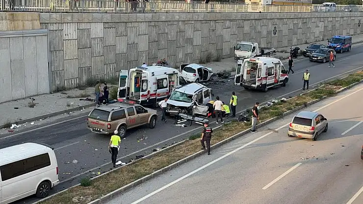 Kastamonu'da 3 araç birbirine girdi