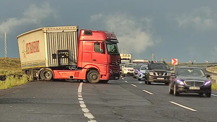 Kayan tır yolu kapattı