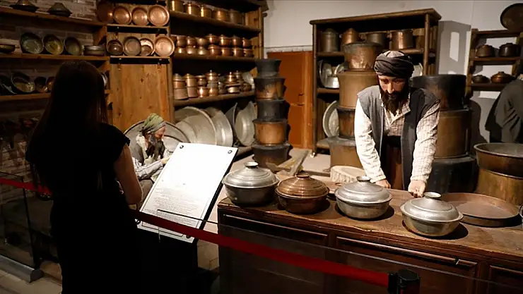 Kaybolmaya yüz tutan meslekler, bal mumu heykelleriyle canlandırılıyor