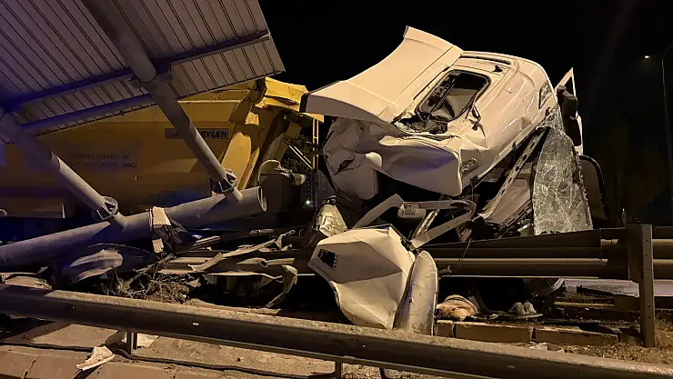 Bariyerlere çarpan tır hurdaya döndü: 1 yaralı